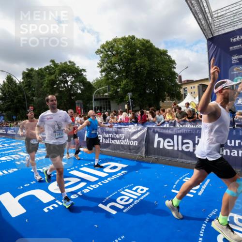 29.06.2025 - hella hamburg halbmarathon Zöllner http://msf.ph/oto/8404607 29.06.2025 10:39:50 Ziel 1975, 2525, 2573, 13190, 14204, 15435, 15744, 16580, 17005, 17792, 18013 meine-sportfotos.de