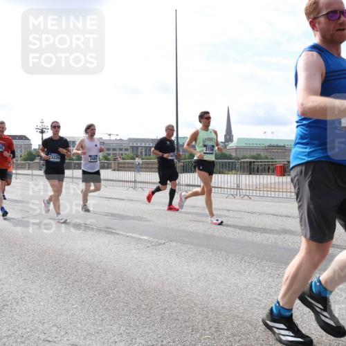 29.06.2025 - hella hamburg halbmarathon Lena Gebhardt http://msf.ph/oto/8404623 29.06.2025 10:16:32 Lombardsbrücke 16607, 13835, 709, 3156, 8295, 13220, 3484, 1117, 1212, 1240, 1244, 1308, 1403, 1599, 1825, 2071, 2165, 2347, 2803, 2835, 2912, 3030, 3088, 3134, 3156, 3176, 3484, 3648, 3687, 4478, 4583, 4637, 5036, 5037, 5046, 5294, 6024, 6488, 6742, 6941, 7158, 7358, 7753, 8169, 8274, 8295, 8317, 8597, 8619, 8645, 8707, 8847, 8857, 9091, 9208, 9332, 9492, 9601, 9628, 9664, 9676, 9802, 9810, 9881, 10076, 10107, 10139, 10141, 10183, 10232, 10292, 10844, 10990, 11344, 11345 meine-sportfotos.de