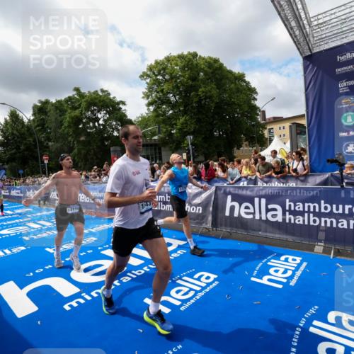 29.06.2025 - hella hamburg halbmarathon Zöllner http://msf.ph/oto/8404625 29.06.2025 10:39:50 Ziel 1975, 2525, 2573, 13190, 14204, 15435, 15744, 16580, 17005, 17792, 18013 meine-sportfotos.de