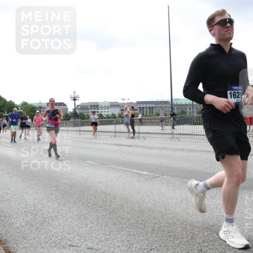 29.06.2025 - hella hamburg halbmarathon Lena Gebhardt http://msf.ph/oto/8404631 29.06.2025 10:41:04 Lombardsbrücke 4234, 17879, 1629, 1075, 1317, 1323, 1731, 2042, 2173, 2206, 2229, 2299, 2805, 2858, 3121, 3306, 3432, 3532, 3533, 3694, 4044, 4234, 4411, 4412, 4530, 4612, 4638, 4774, 4775, 4972, 5086, 5225, 5549, 5688, 5689, 5753, 5928, 6088, 6098, 6163, 6289, 6474, 6842, 7293, 7661, 7821, 7829, 7956, 8053, 8054, 8293, 8385, 8429, 8430, 8586, 8751, 8769, 8878, 8992, 9009, 9237, 9962, 10181, 10269, 10407, 10644, 10835, 11053 meine-sportfotos.de
