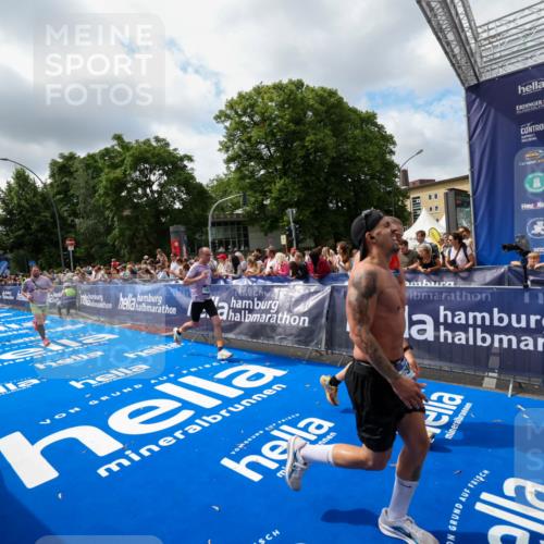 29.06.2025 - hella hamburg halbmarathon Zöllner http://msf.ph/oto/8404657 29.06.2025 10:39:51 Ziel 1975, 2525, 2573, 6149, 11714, 13190, 14204, 15435, 15744, 15813, 16580, 17005, 17792, 18013 meine-sportfotos.de