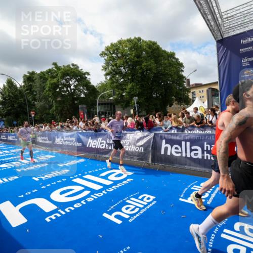 29.06.2025 - hella hamburg halbmarathon Zöllner http://msf.ph/oto/8404669 29.06.2025 10:39:52 Ziel 1975, 2525, 2563, 2573, 4766, 6149, 11714, 13190, 14204, 15744, 15813, 17005, 17792, 18013 meine-sportfotos.de