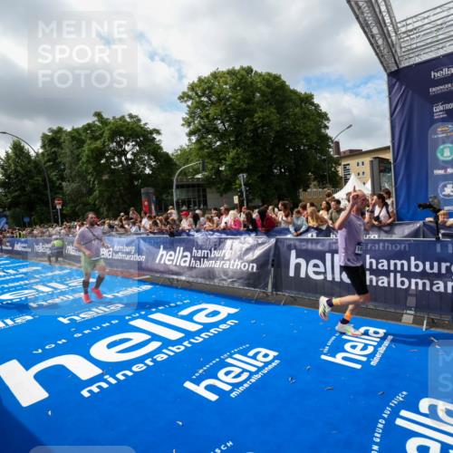 29.06.2025 - hella hamburg halbmarathon Zöllner http://msf.ph/oto/8404693 29.06.2025 10:39:52 Ziel 1975, 2525, 2563, 2573, 4766, 6149, 11714, 13190, 14204, 15744, 15813, 17005, 17792, 18013 meine-sportfotos.de