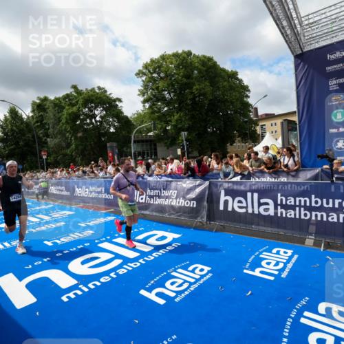 29.06.2025 - hella hamburg halbmarathon Zöllner http://msf.ph/oto/8404710 29.06.2025 10:39:53 Ziel 1603, 1975, 2525, 2563, 2573, 4766, 6149, 11714, 14204, 15744, 15813, 18013 meine-sportfotos.de