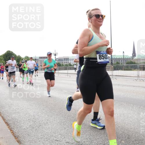 29.06.2025 - hella hamburg halbmarathon Lena Gebhardt http://msf.ph/oto/8404747 29.06.2025 10:24:12 Lombardsbrücke 17414, 3185, 5260, 850, 1005, 1009, 1064, 1389, 1444, 1545, 2132, 2477, 2489, 3013, 3185, 3285, 3579, 3786, 4122, 4162, 4464, 4597, 4684, 4719, 4990, 4993, 5039, 5055, 5258, 5260, 5358, 5661, 5954, 6478, 6524, 6526, 7013, 7426, 7528, 7920, 7975, 8141, 8149, 8167, 8187, 8297, 8502, 8676, 8717, 9063, 9217, 9603, 11044, 11306, 11347, 11415, 11454, 12210, 13149, 13380, 13573, 13711, 14143, 14521, 15739, 15853 meine-sportfotos.de