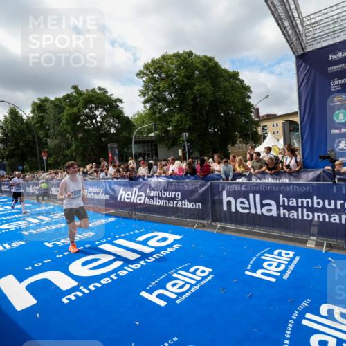 29.06.2025 - hella hamburg halbmarathon Zöllner http://msf.ph/oto/8404763 29.06.2025 10:39:55 Ziel 1603, 1975, 2525, 2563, 2573, 4766, 6149, 7981, 8574, 11714, 15813 meine-sportfotos.de