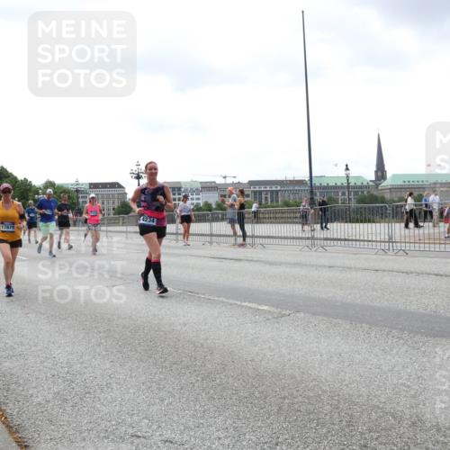 29.06.2025 - hella hamburg halbmarathon Lena Gebhardt http://msf.ph/oto/8404768 29.06.2025 10:41:05 Lombardsbrücke 17879, 4234, 1075, 1317, 1323, 1731, 2042, 2173, 2206, 2229, 2299, 2805, 2858, 3121, 3306, 3432, 3532, 3533, 3694, 4044, 4234, 4412, 4530, 4612, 4638, 4774, 4775, 4972, 5086, 5225, 5549, 5688, 5689, 5753, 5928, 6088, 6098, 6163, 6250, 6289, 6474, 6842, 7293, 7661, 7821, 7829, 7956, 8053, 8054, 8293, 8385, 8429, 8430, 8586, 8751, 8769, 8878, 8992, 9009, 9237, 9962, 10181, 10269, 10407, 10644, 10835, 11053 meine-sportfotos.de