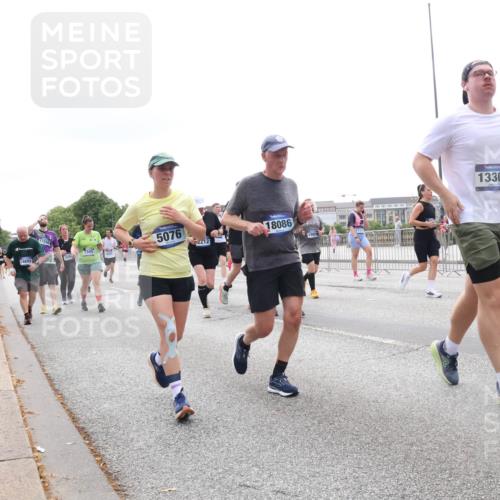 29.06.2025 - hella hamburg halbmarathon Lena Gebhardt http://msf.ph/oto/8404772 29.06.2025 10:50:17 Lombardsbrücke 17256, 5076, 2212, 18086, 13309, 7755, 1176, 16635, 1259, 1487, 1511, 1828, 2047, 2212, 3203, 3680, 3701, 3710, 3805, 3897, 4090, 4168, 4870, 4961, 5119, 5131, 5749, 5751, 5997, 6680, 6830, 7505, 7677, 7721, 7722, 7755, 8254, 8299, 8834, 9015, 9605, 9940, 10060, 10286, 10617, 10683, 10744, 11030, 11426, 11696, 11716, 11760, 12079, 12124, 13127, 13128, 13309, 13381, 13744, 13846, 13887, 14102, 14144, 14505, 14545, 14591, 14940, 15230, 15626 meine-sportfotos.de