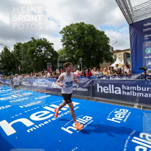 29.06.2025 - hella hamburg halbmarathon Zöllner http://msf.ph/oto/8404796 29.06.2025 10:39:55 Ziel 1603, 1975, 2525, 2563, 2573, 4766, 6149, 7981, 8574, 11714, 15813 meine-sportfotos.de