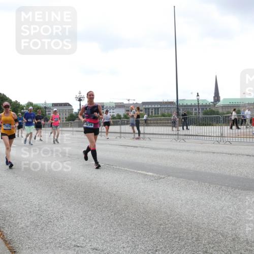 29.06.2025 - hella hamburg halbmarathon Lena Gebhardt http://msf.ph/oto/8404798 29.06.2025 10:41:05 Lombardsbrücke 4234, 17879, 1075, 1317, 1323, 1731, 2042, 2173, 2206, 2229, 2299, 2805, 2858, 3121, 3306, 3432, 3532, 3533, 3694, 4044, 4234, 4412, 4530, 4612, 4638, 4774, 4775, 4972, 5086, 5225, 5549, 5688, 5689, 5753, 5928, 6088, 6098, 6163, 6250, 6289, 6474, 6842, 7293, 7661, 7821, 7829, 7956, 8053, 8054, 8293, 8385, 8429, 8430, 8586, 8751, 8769, 8878, 8992, 9009, 9237, 9962, 10181, 10269, 10407, 10644, 10835, 11053 meine-sportfotos.de