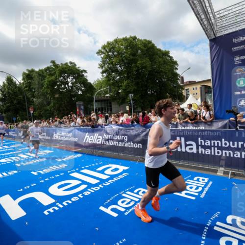 29.06.2025 - hella hamburg halbmarathon Zöllner http://msf.ph/oto/8404806 29.06.2025 10:39:56 Ziel 1603, 1975, 2525, 2563, 2573, 3626, 4766, 6149, 7981, 8574, 11714, 15421, 15813 meine-sportfotos.de