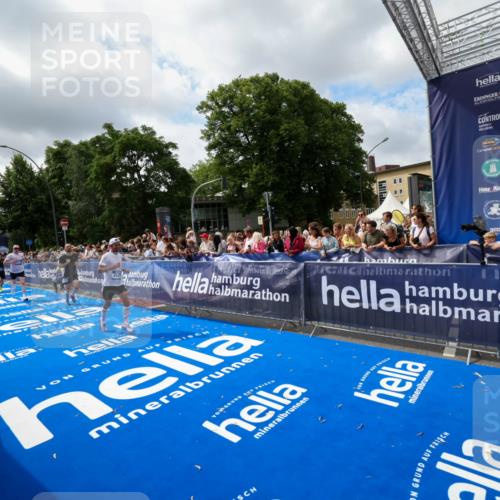 29.06.2025 - hella hamburg halbmarathon Zöllner http://msf.ph/oto/8404816 29.06.2025 10:39:56 Ziel 1603, 1975, 2525, 2563, 2573, 3626, 4766, 6149, 7981, 8574, 11714, 15421, 15813 meine-sportfotos.de
