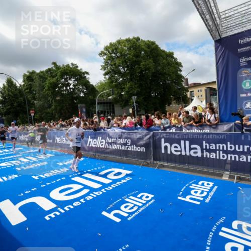 29.06.2025 - hella hamburg halbmarathon Zöllner http://msf.ph/oto/8404829 29.06.2025 10:39:56 Ziel 1603, 1975, 2525, 2563, 2573, 3626, 4766, 6149, 7981, 8574, 11714, 15421, 15813 meine-sportfotos.de