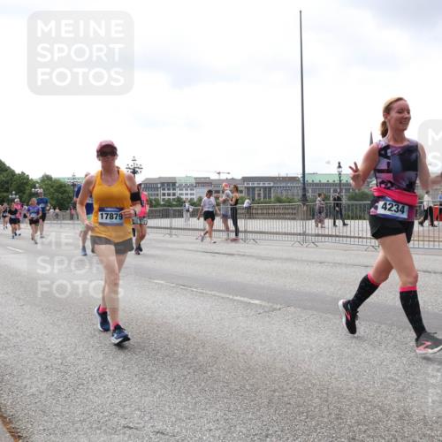 29.06.2025 - hella hamburg halbmarathon Lena Gebhardt http://msf.ph/oto/8404831 29.06.2025 10:41:06 Lombardsbrücke 4530, 17879, 4234, 1075, 1317, 1323, 1731, 2042, 2173, 2206, 2229, 2299, 2805, 2858, 3121, 3306, 3432, 3532, 3533, 3694, 4044, 4234, 4412, 4530, 4612, 4638, 4774, 4775, 4972, 5086, 5225, 5549, 5688, 5689, 5753, 5928, 6088, 6098, 6163, 6250, 6289, 6474, 6842, 7293, 7661, 7821, 7829, 7956, 8053, 8054, 8293, 8385, 8429, 8430, 8586, 8751, 8769, 8878, 8992, 9009, 9237, 9962, 10181, 10269, 10407, 10644, 10835, 11053 meine-sportfotos.de