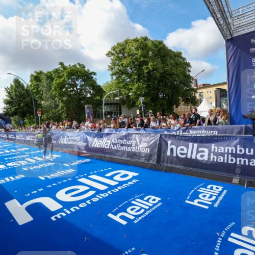 29.06.2025 - hella hamburg halbmarathon Zöllner http://msf.ph/oto/8404833 29.06.2025 10:03:17 Ziel 16 meine-sportfotos.de