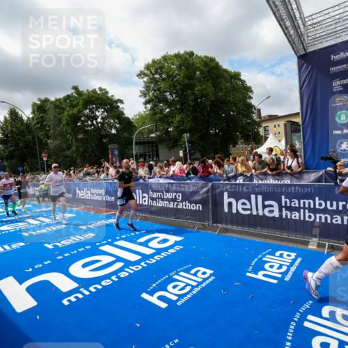 29.06.2025 - hella hamburg halbmarathon Zöllner http://msf.ph/oto/8404840 29.06.2025 10:39:57 Ziel 1603, 2525, 2563, 2573, 3626, 4766, 6149, 7981, 8467, 8574, 11714, 15421, 15813 meine-sportfotos.de