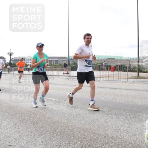 29.06.2025 - hella hamburg halbmarathon Lena Gebhardt http://msf.ph/oto/8404845 29.06.2025 10:24:12 Lombardsbrücke 17414, 3185, 18210, 5260, 5258, 1005, 1009, 1064, 1389, 1444, 1545, 2132, 2477, 2489, 3013, 3185, 3285, 3579, 3786, 4122, 4162, 4464, 4597, 4684, 4719, 4990, 4993, 5039, 5055, 5258, 5260, 5358, 5661, 5954, 6478, 6524, 6526, 7013, 7426, 7528, 7920, 7975, 8141, 8149, 8167, 8187, 8297, 8502, 8676, 8717, 9063, 9217, 9603, 11044, 11306, 11347, 11415, 11454, 12210, 13149, 13380, 13573, 13711, 14143, 14521, 15739, 15853 meine-sportfotos.de