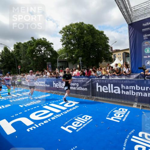 29.06.2025 - hella hamburg halbmarathon Zöllner http://msf.ph/oto/8404846 29.06.2025 10:39:58 Ziel 1603, 2525, 2563, 2573, 3626, 4766, 5375, 6149, 7981, 8467, 8574, 11714, 15421, 15813 meine-sportfotos.de