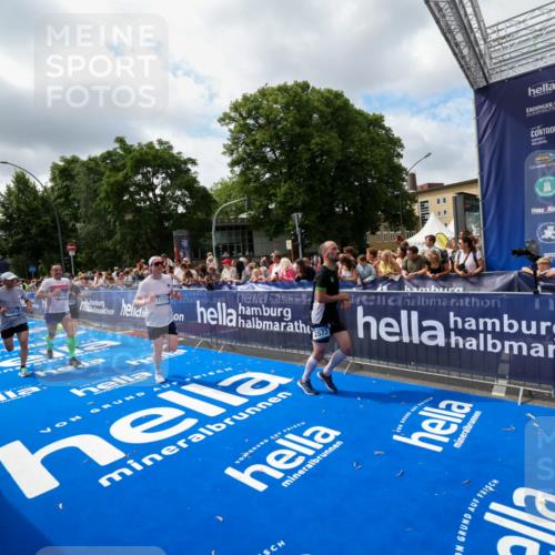 29.06.2025 - hella hamburg halbmarathon Zöllner http://msf.ph/oto/8404854 29.06.2025 10:39:58 Ziel 1603, 2525, 2563, 2573, 3626, 4766, 5375, 6149, 7981, 8467, 8574, 11714, 15421, 15813 meine-sportfotos.de