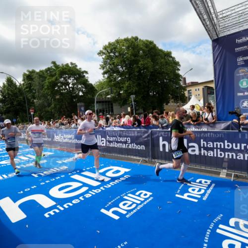 29.06.2025 - hella hamburg halbmarathon Zöllner http://msf.ph/oto/8404859 29.06.2025 10:39:58 Ziel 1603, 2525, 2563, 2573, 3626, 4766, 5375, 6149, 7981, 8467, 8574, 11714, 15421, 15813 meine-sportfotos.de