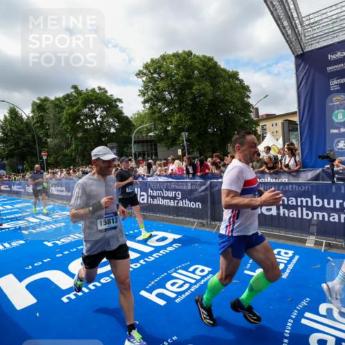 29.06.2025 - hella hamburg halbmarathon Zöllner http://msf.ph/oto/8404871 29.06.2025 10:39:59 Ziel 1603, 2563, 2573, 3626, 4766, 5375, 6149, 7981, 8467, 8574, 11714, 15421, 15813 meine-sportfotos.de