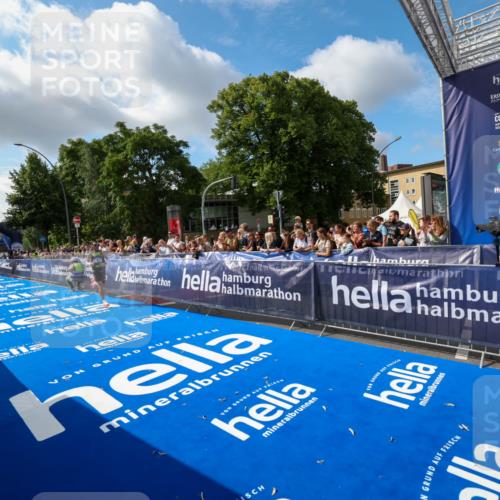 29.06.2025 - hella hamburg halbmarathon Zöllner http://msf.ph/oto/8404878 29.06.2025 10:03:48 Ziel 6 meine-sportfotos.de