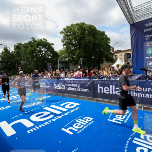 29.06.2025 - hella hamburg halbmarathon Zöllner http://msf.ph/oto/8404879 29.06.2025 10:40:00 Ziel 1603, 2563, 3626, 4766, 5375, 6149, 7981, 8467, 8574, 11714, 15421, 15813 meine-sportfotos.de