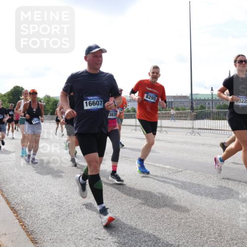 29.06.2025 - hella hamburg halbmarathon Lena Gebhardt http://msf.ph/oto/8404894 29.06.2025 10:16:33 Lombardsbrücke 4478, 15487, 16607, 3835, 8295, 3220, 1117, 1212, 1240, 1244, 1403, 1599, 1825, 2165, 2347, 2803, 2835, 2912, 3030, 3088, 3134, 3156, 3176, 3450, 3484, 3648, 3687, 4478, 4583, 4637, 5036, 5037, 5046, 5294, 6024, 6328, 6488, 6742, 6941, 6948, 7158, 7358, 7753, 8274, 8295, 8317, 8597, 8619, 8645, 8707, 8847, 8857, 9091, 9208, 9332, 9492, 9601, 9628, 9664, 9676, 9802, 9810, 9881, 10076, 10107, 10139, 10141, 10183, 10232, 10292, 10844, 10990, 11344, 11345 meine-sportfotos.de