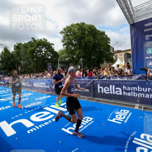 29.06.2025 - hella hamburg halbmarathon Zöllner http://msf.ph/oto/8404896 29.06.2025 10:40:01 Ziel 1603, 2563, 3626, 4766, 5050, 5375, 6080, 7981, 8467, 8574, 15421 meine-sportfotos.de