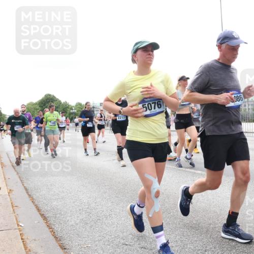 29.06.2025 - hella hamburg halbmarathon Lena Gebhardt http://msf.ph/oto/8404902 29.06.2025 10:50:18 Lombardsbrücke 7305, 146, 2212, 5076, 086, 1259, 1487, 1511, 1828, 2047, 2212, 3203, 3680, 3701, 3710, 3805, 3897, 4090, 4168, 4870, 4961, 5119, 5131, 5749, 5751, 5997, 6680, 6830, 7505, 7677, 7721, 7722, 7755, 8254, 8299, 8834, 9015, 9605, 9940, 10060, 10286, 10617, 10683, 10744, 11030, 11426, 11696, 11716, 11760, 12079, 13127, 13128, 13309, 13381, 13744, 13846, 13887, 14102, 14144, 14505, 14545, 14591, 14940, 15017, 15230, 15626 meine-sportfotos.de