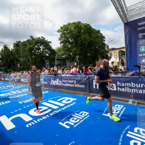 29.06.2025 - hella hamburg halbmarathon Zöllner http://msf.ph/oto/8404906 29.06.2025 10:40:01 Ziel 1603, 2563, 3626, 4766, 5050, 5375, 6080, 7981, 8467, 8574, 15421 meine-sportfotos.de