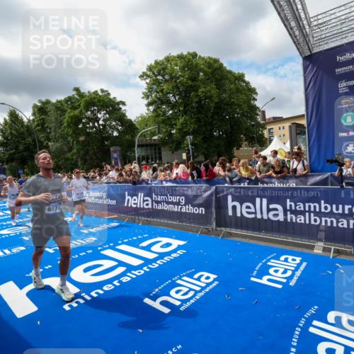 29.06.2025 - hella hamburg halbmarathon Zöllner http://msf.ph/oto/8404921 29.06.2025 10:40:03 Ziel 2826, 3626, 5050, 5375, 6080, 7981, 8467, 8574, 12091, 13514, 15421, 17973 meine-sportfotos.de