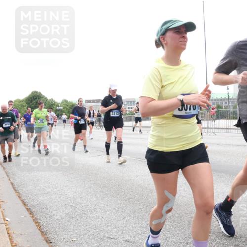 29.06.2025 - hella hamburg halbmarathon Lena Gebhardt http://msf.ph/oto/8404938 29.06.2025 10:50:18 Lombardsbrücke 2212, 14692, 70, 18086, 6680, 1259, 1487, 1511, 1828, 2047, 2212, 3203, 3680, 3701, 3710, 3805, 3897, 4090, 4168, 4870, 4961, 5119, 5131, 5749, 5751, 5997, 6680, 6830, 7505, 7677, 7721, 7722, 7755, 8254, 8299, 8834, 9015, 9605, 9940, 10060, 10286, 10617, 10683, 10744, 11030, 11426, 11696, 11716, 11760, 12079, 13127, 13128, 13309, 13381, 13744, 13846, 13887, 14102, 14144, 14505, 14545, 14591, 14940, 15017, 15230, 15626 meine-sportfotos.de