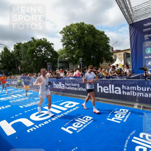 29.06.2025 - hella hamburg halbmarathon Zöllner http://msf.ph/oto/8404940 29.06.2025 10:40:04 Ziel 2826, 3626, 5050, 5375, 6080, 8467, 8574, 12091, 13514, 15421, 17973 meine-sportfotos.de