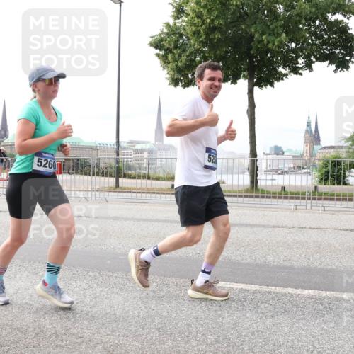 29.06.2025 - hella hamburg halbmarathon Lena Gebhardt http://msf.ph/oto/8404946 29.06.2025 10:24:13 Lombardsbrücke 5260, 525, 1005, 1009, 1064, 1389, 1444, 1545, 2132, 2477, 2489, 3013, 3185, 3285, 3579, 3786, 4122, 4162, 4464, 4597, 4684, 4719, 4990, 4993, 5039, 5055, 5258, 5260, 5358, 5661, 5954, 6478, 6524, 6526, 7013, 7426, 7528, 7920, 7975, 8141, 8149, 8167, 8187, 8297, 8502, 8676, 8717, 9063, 9217, 9603, 11044, 11306, 11347, 11415, 11454, 12210, 13149, 13380, 13573, 13711, 14143, 15739, 15853 meine-sportfotos.de