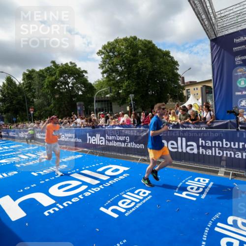 29.06.2025 - hella hamburg halbmarathon Zöllner http://msf.ph/oto/8404963 29.06.2025 10:40:05 Ziel 2826, 3626, 5050, 5375, 6080, 8467, 12091, 13514, 15421, 15424, 17973 meine-sportfotos.de