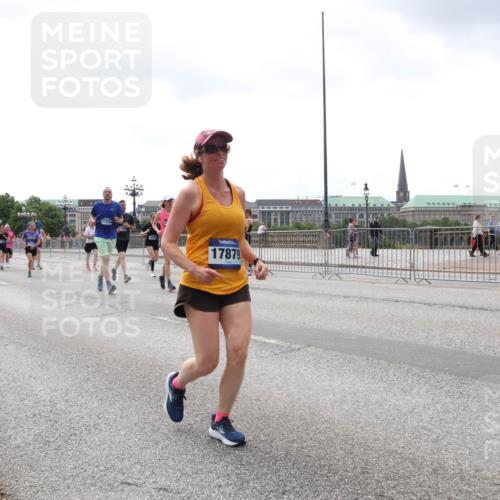 29.06.2025 - hella hamburg halbmarathon Lena Gebhardt http://msf.ph/oto/8404964 29.06.2025 10:41:07 Lombardsbrücke 4530, 17234, 17879, 1075, 1317, 1323, 1731, 2042, 2173, 2206, 2229, 2299, 2805, 2858, 3121, 3306, 3432, 3532, 3533, 3694, 4044, 4234, 4412, 4530, 4612, 4638, 4774, 4775, 4972, 5086, 5225, 5549, 5688, 5689, 5753, 5928, 5942, 6088, 6098, 6163, 6250, 6289, 6474, 6793, 6842, 6894, 7293, 7661, 7821, 7829, 8053, 8054, 8293, 8385, 8429, 8430, 8586, 8751, 8769, 8878, 8992, 9009, 9237, 9962, 10181, 10269, 10407, 10644, 10835, 11053 meine-sportfotos.de