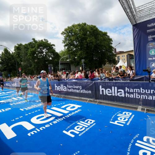 29.06.2025 - hella hamburg halbmarathon Zöllner http://msf.ph/oto/8404983 29.06.2025 10:40:09 Ziel 2826, 5007, 5050, 5508, 5916, 6080, 7495, 8933, 12091, 13514, 15424, 17973 meine-sportfotos.de