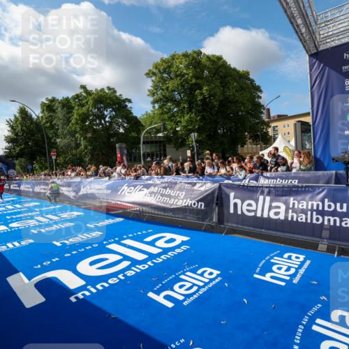 29.06.2025 - hella hamburg halbmarathon Zöllner http://msf.ph/oto/8404989 29.06.2025 10:03:56 Ziel 13 meine-sportfotos.de