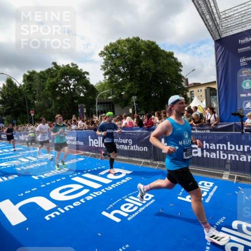 29.06.2025 - hella hamburg halbmarathon Zöllner http://msf.ph/oto/8404996 29.06.2025 10:40:09 Ziel 2826, 5007, 5050, 5508, 5916, 6080, 7495, 8933, 12091, 13514, 15424, 17973 meine-sportfotos.de