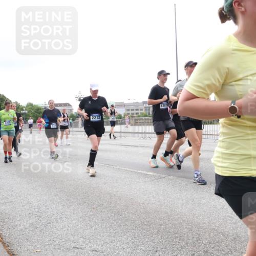 29.06.2025 - hella hamburg halbmarathon Lena Gebhardt http://msf.ph/oto/8405000 29.06.2025 10:50:18 Lombardsbrücke 14692, 7305, 7339, 2212, 12079, 1259, 1487, 1511, 1828, 2047, 2212, 3203, 3680, 3701, 3710, 3805, 3897, 4090, 4168, 4870, 4961, 5119, 5131, 5749, 5751, 5997, 6680, 6830, 7505, 7677, 7721, 7722, 7755, 8254, 8299, 8834, 9015, 9605, 9940, 10060, 10286, 10617, 10683, 10744, 11030, 11426, 11696, 11716, 11760, 12079, 13127, 13128, 13309, 13381, 13744, 13846, 13887, 14102, 14144, 14505, 14545, 14591, 14940, 15017, 15230, 15626 meine-sportfotos.de