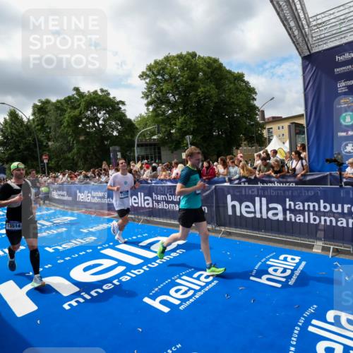 29.06.2025 - hella hamburg halbmarathon Zöllner http://msf.ph/oto/8405005 29.06.2025 10:40:10 Ziel 2826, 4381, 5007, 5050, 5508, 5916, 6080, 7495, 8933, 12091, 13514, 15424, 17973 meine-sportfotos.de