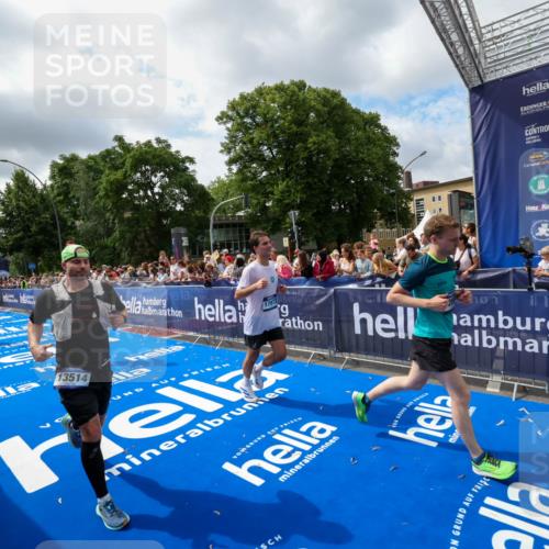 29.06.2025 - hella hamburg halbmarathon Zöllner http://msf.ph/oto/8405011 29.06.2025 10:40:10 Ziel 2826, 4381, 5007, 5050, 5508, 5916, 6080, 7495, 8933, 12091, 13514, 15424, 17973 meine-sportfotos.de