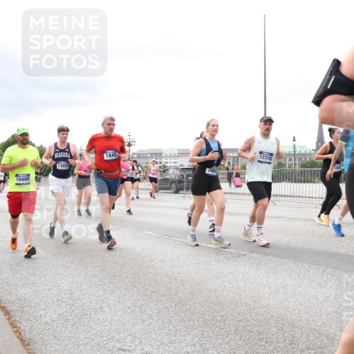 29.06.2025 - hella hamburg halbmarathon Lena Gebhardt http://msf.ph/oto/8405013 29.06.2025 10:58:35 Lombardsbrücke 10498, 14935, 1845, 3868, 12310, 5988, 168, 1001, 1326, 1365, 1380, 1514, 1646, 1845, 2043, 2169, 2273, 2275, 2449, 2649, 2929, 3416, 3540, 3565, 3868, 4042, 4043, 4117, 4225, 4294, 5104, 5159, 5655, 5732, 5782, 5988, 6010, 6330, 6341, 6554, 6588, 6633, 6638, 6702, 6825, 6927, 7095, 7096, 7262, 7443, 7617, 7664, 7783, 7870, 7933, 7957, 7967, 8076, 8439, 8440, 8441, 8442, 8489, 8592, 8701, 8752, 8888, 9123, 9221, 9225, 9239, 9563, 9636, 9889, 9960, 9982, 10498 meine-sportfotos.de