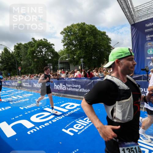 29.06.2025 - hella hamburg halbmarathon Zöllner http://msf.ph/oto/8405017 29.06.2025 10:40:11 Ziel 2826, 4381, 5007, 5409, 5508, 5916, 7495, 8933, 12091, 13514, 13667, 15424, 17973, 18979 meine-sportfotos.de