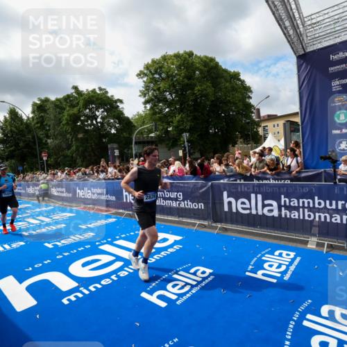 29.06.2025 - hella hamburg halbmarathon Zöllner http://msf.ph/oto/8405024 29.06.2025 10:40:11 Ziel 2826, 4381, 5007, 5409, 5508, 5916, 7495, 8933, 12091, 13514, 13667, 15424, 17973, 18979 meine-sportfotos.de