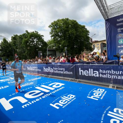 29.06.2025 - hella hamburg halbmarathon Zöllner http://msf.ph/oto/8405029 29.06.2025 10:40:12 Ziel 2826, 3547, 4381, 5007, 5409, 5508, 5916, 7495, 8933, 10968, 11731, 13514, 13667, 15424, 18979 meine-sportfotos.de
