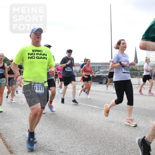 29.06.2025 - hella hamburg halbmarathon Lena Gebhardt http://msf.ph/oto/8405035 29.06.2025 10:41:12 Lombardsbrücke 4530, 1317, 14, 5549, 7829, 6842, 1075, 1317, 1323, 1536, 1542, 1731, 2229, 2258, 2299, 2805, 2858, 3121, 3344, 3432, 3532, 3533, 3623, 3694, 4234, 4412, 4415, 4530, 4610, 4638, 4774, 4775, 5086, 5225, 5549, 5688, 5689, 5753, 5928, 5942, 6088, 6098, 6250, 6289, 6474, 6793, 6842, 6894, 7022, 7023, 7293, 7661, 7821, 7829, 8053, 8054, 8293, 8385, 8429, 8430, 8586, 8751, 8769, 8878, 8992, 9009, 9237, 9962, 10181, 10269, 10407, 10483, 10644, 10835, 11053, 11166 meine-sportfotos.de