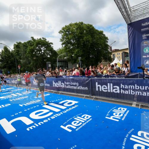 29.06.2025 - hella hamburg halbmarathon Zöllner http://msf.ph/oto/8405045 29.06.2025 10:40:14 Ziel 3547, 4381, 5007, 5409, 5410, 5508, 5916, 7495, 8465, 8933, 10968, 11731, 12704, 13667, 15424, 18614, 18979 meine-sportfotos.de