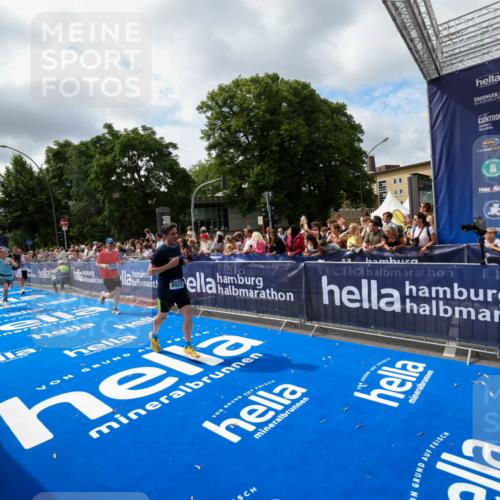 29.06.2025 - hella hamburg halbmarathon Zöllner http://msf.ph/oto/8405054 29.06.2025 10:40:14 Ziel 3547, 4381, 5007, 5409, 5410, 5508, 5916, 7495, 8465, 8933, 10968, 11731, 12704, 13667, 15424, 18614, 18979 meine-sportfotos.de